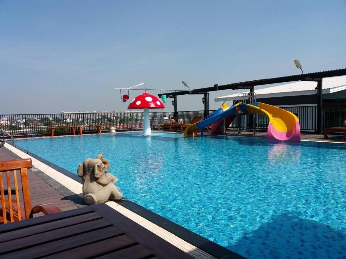 B-Your Home Hotel Don Mueang Airport Бангкок Экстерьер фото Swimming pool at the hotel