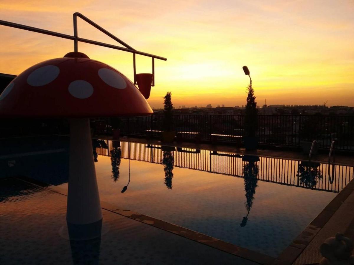 B-Your Home Hotel Don Mueang Airport Бангкок Экстерьер фото Sunset at the park