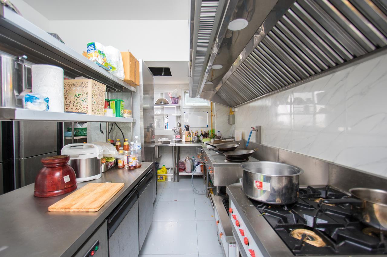 B-Your Home Hotel Don Mueang Airport Бангкок Экстерьер фото A commercial kitchen