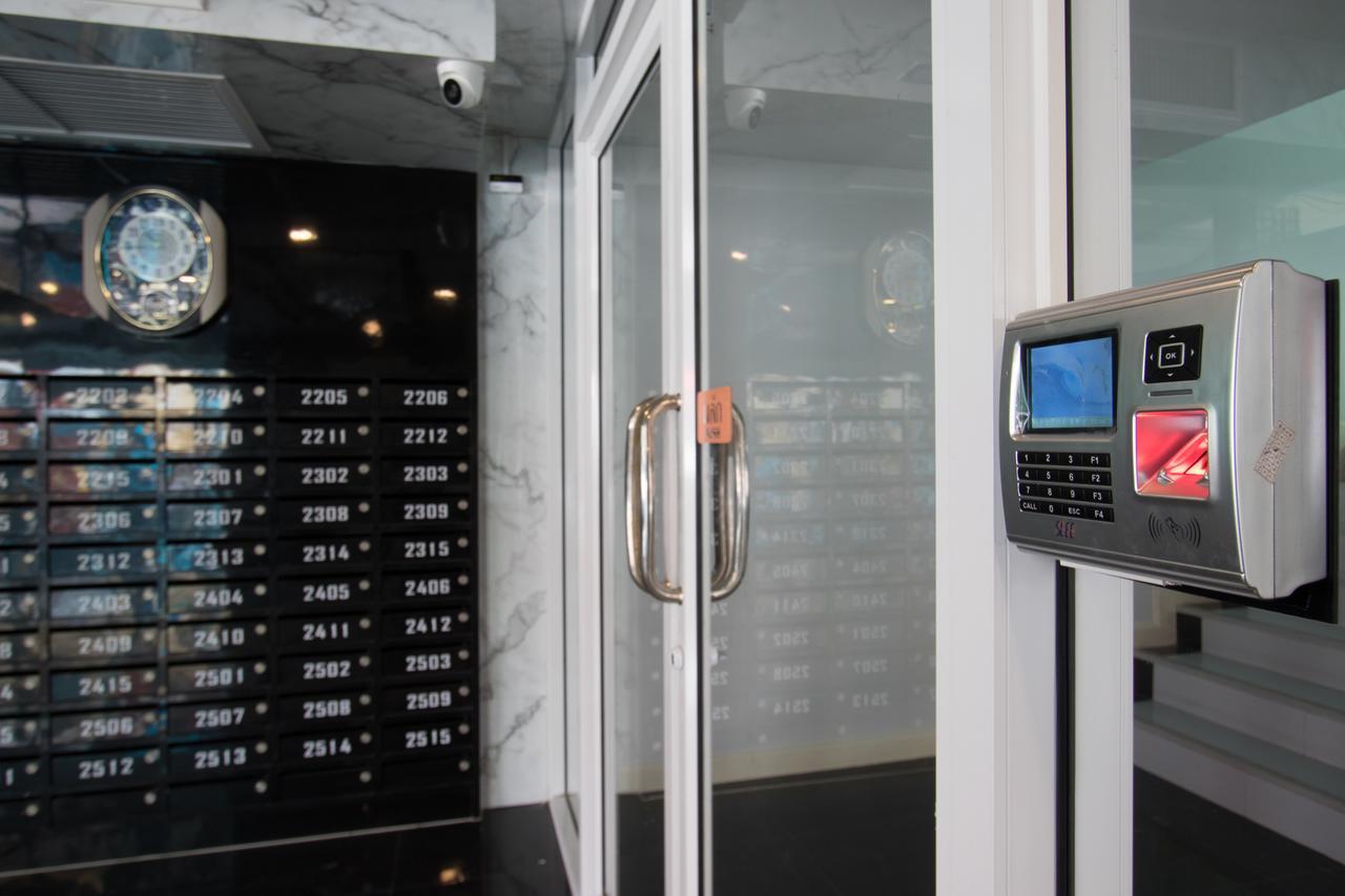 B-Your Home Hotel Don Mueang Airport Бангкок Экстерьер фото A fingerprint sensor on a door