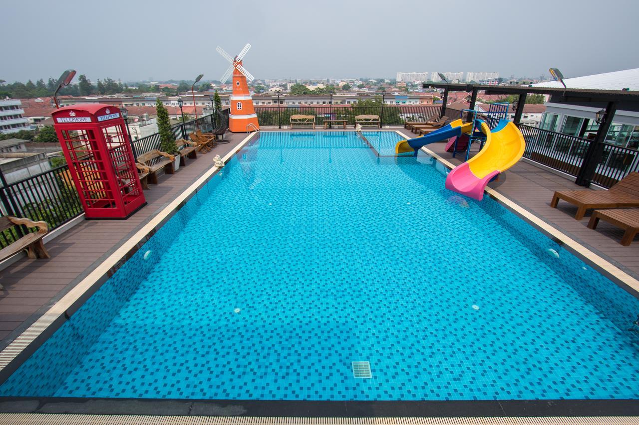 B-Your Home Hotel Don Mueang Airport Бангкок Экстерьер фото Rooftop pool at the hotel