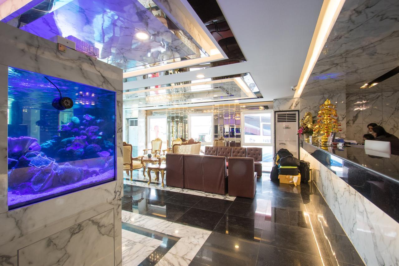 B-Your Home Hotel Don Mueang Airport Бангкок Экстерьер фото The lobby of the hotel