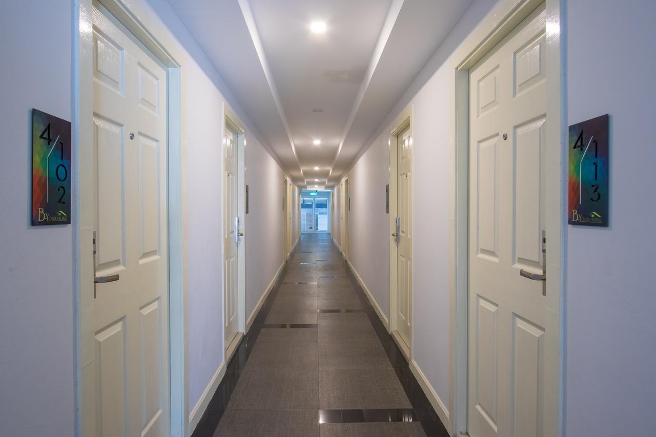 B-Your Home Hotel Don Mueang Airport Бангкок Экстерьер фото A typical corridor