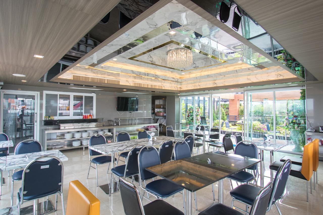 B-Your Home Hotel Don Mueang Airport Бангкок Экстерьер фото The dining room at the 1010 Club