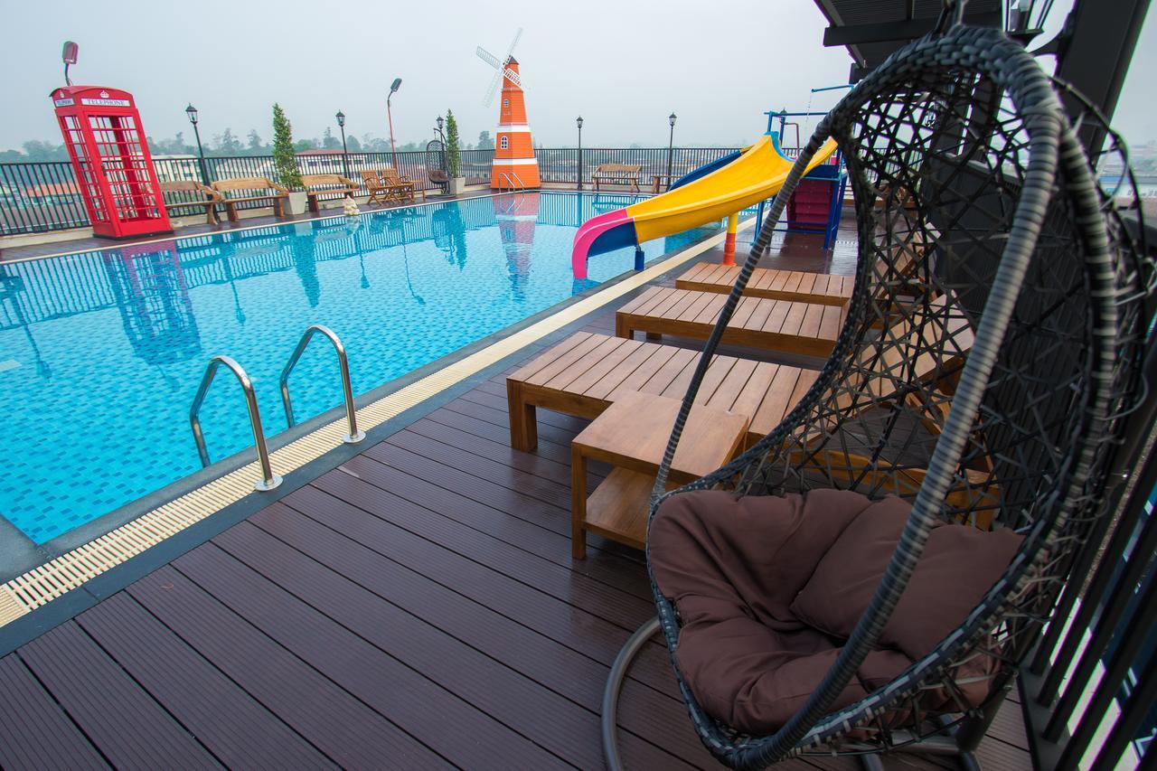 B-Your Home Hotel Don Mueang Airport Бангкок Экстерьер фото Rooftop pool at the hotel