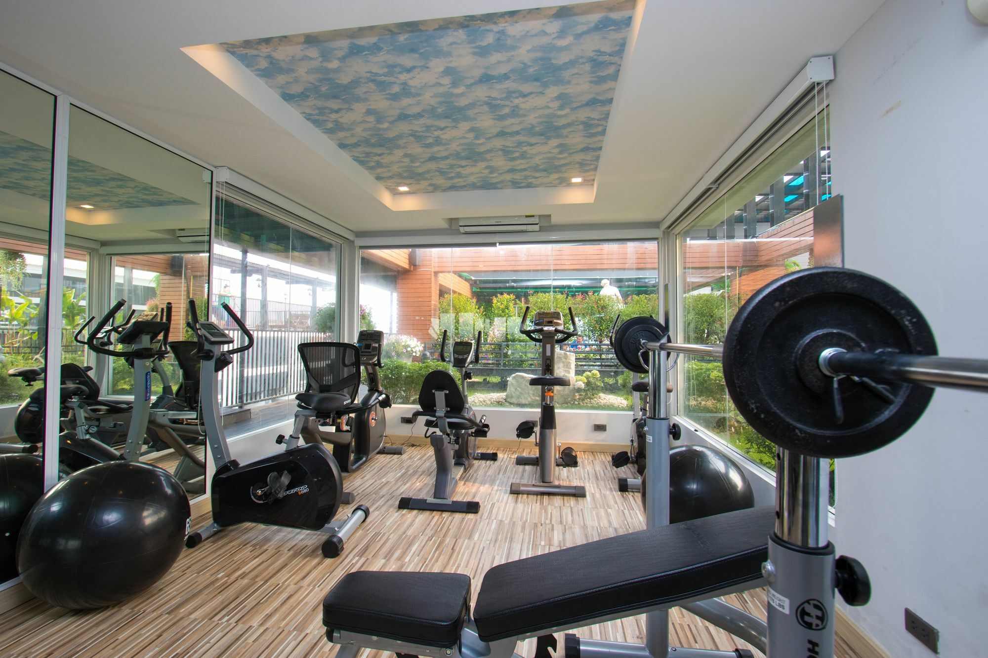 B-Your Home Hotel Don Mueang Airport Бангкок Экстерьер фото A gym
